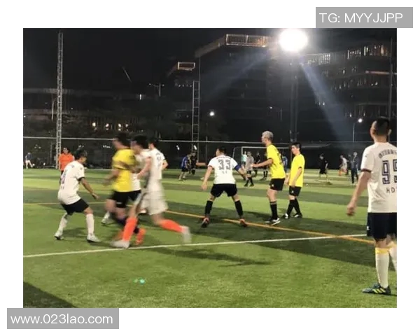 小球迷与球星足球的差异探索:从激情到技术的全方位对比 小球迷与球星足球的差异探索:从激情到技术的全方位对比